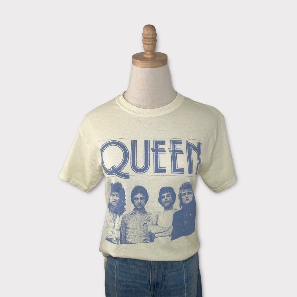 Queen Urban Outfitters Graphic Band Tee Short Sleeve T-Shirt Size S NWT